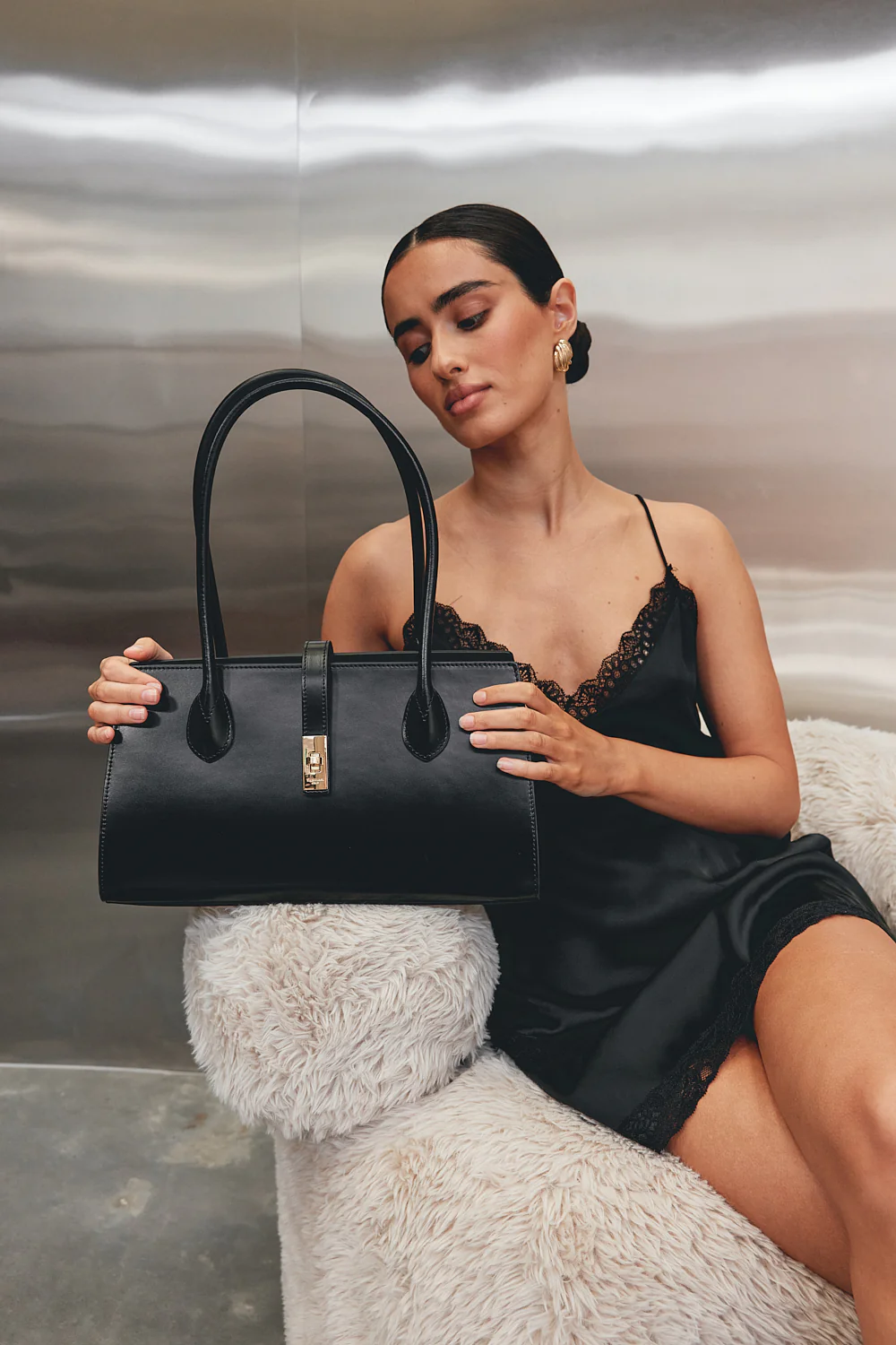 Darcy Structured Leather Shoulder Bag - Image 3
